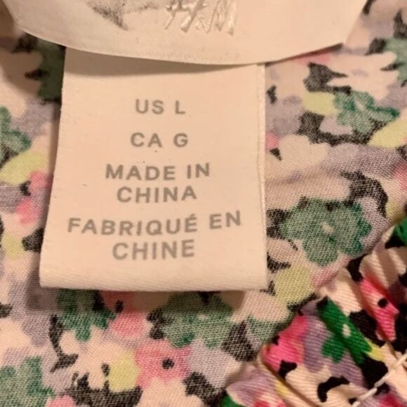 ✨ H&M Ditsy Floral Puff Sleeve Blouse✨ - Picture 14 of 14